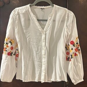 Beautiful Johnny Was style Embroidered White Blouse with Floral Sleeves